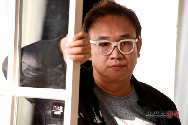 '아수라'의 김성수 감독이 스포츠한국과 인터뷰에 앞서 포즈를 취하고 있다. 사진=장동규 기자