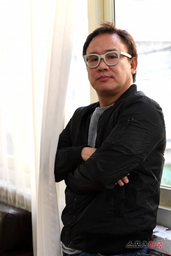 '아수라'의 김성수 감독이 스포츠한국과 인터뷰에 앞서 포즈를 취하고 있다. 사진=장동규 기자