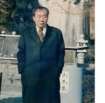 이정재가 부산으로 피난 온 당시 지역 깡패와 시비가 붙어 집단 구타당한 위기에서 그를 구해준 시라소니 이성순. 전쟁 후 서울로 복귀한 뒤에도 시라소니와 이정재의 관계는 각별했으나, 동대문 상권에 얽힌 사소한 시비로 둘의 사이는 아예 틀어져버렸다. 사진은 시라소니 이성순의 말년 모습.