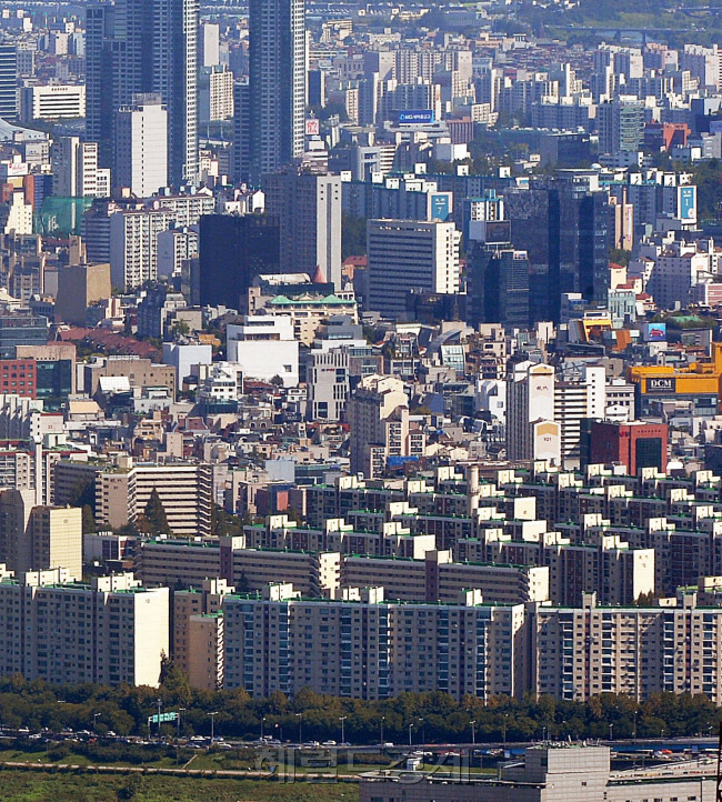 압구정과 잠실 등 강남권 재건축 단지에서 매도호가가 떨어진 매물이 나오고 있다. 정부가 강남권을 타깃으로 한 부동산 규제를 검토하면서 시장이 움츠러든 모습이다. 일각에선 정부의 ‘구두개입’에 따른 영향으로 분석하는 가운데, 정부 내부에서도 대책의 내용과 강도를 두고 의견이 엇갈리는 것으로 전해진다. 이상섭 기자/babtong@heraldcorp.com