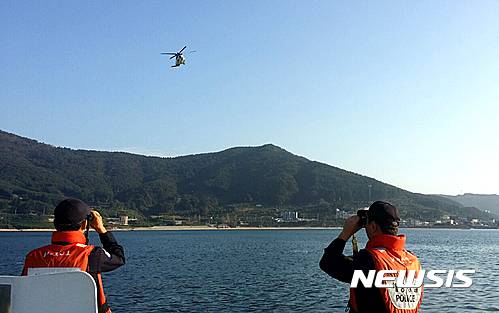 【통영=뉴시스】신정철 기자 = 19일 오전 3시 30분께 경남 거제시 일운면 윤돌도 인근 해역에서 일행 3명과 함께 스킨 활동을 하던 남모(35)씨가 실종됐다. 통영해양경비안전서는 실종된 남씨의 일행인 강모(33)씨의 구조요청 신고를 접수하고 경비함정과 항공기, 122구조대, 민간선박 등을 동원하여 광범위 수색을 벌이고 있다.2016.10.19.(사진=통영해경 제공)    photo@newsis.com