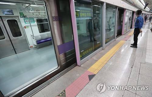 ▲5호선 김포공항역 승강장 안전문과 열차 출입문이 정상 작동하고 있다. (제공=연합뉴스)