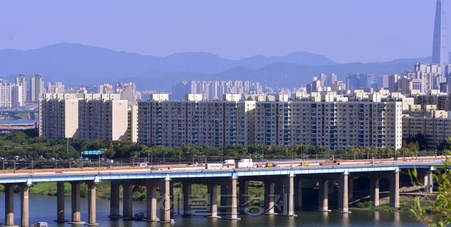 재건축을 앞우고 있는 강남 압구정 일대 아파트 단지. [사진=이상섭 기자/babtong@heraldcorp.com]