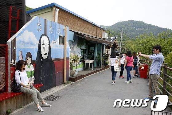 전주시 교동 자만마을에서 관광객들이 벽화거리를 배경으로 사진을 찍고 있다. /뉴스1 © News1 DB