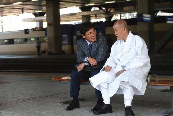 안희정 지사는 도올에게 “자치분권 국가의 수립이야말로 차기 정부가 수행해야 할 가장 중요한 책무 중 하나”라는 신념을 피력했다.