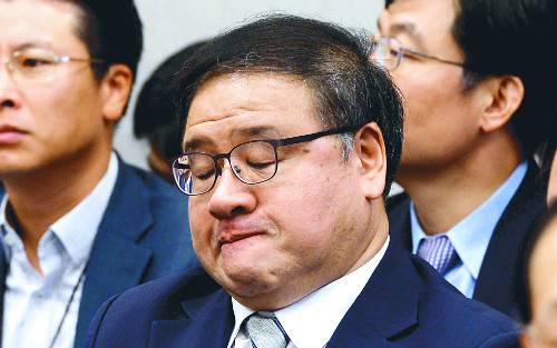 안종범 청와대 정책조정수석이 21일 국회 운영위원회의 청와대 비서실 국정감사에서 곤혹스러운 표정으로 생각에 잠겨 있다. 안 수석은 국감에서 미르·K스포츠재단 특혜 의혹과 관련한 야당 의원들의 집중 추궁을 받았다. 김지훈 기자
