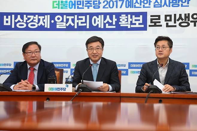 윤호중 더불어민주당 정책위의장이 23일 오전 국회에서 2017년 예산안 심사방안에 대해 설명하고 있다. 왼쪽은 김태년, 오른쪽은 홍익표 의원. 이정우 선임기자 woo@hani.co.kr