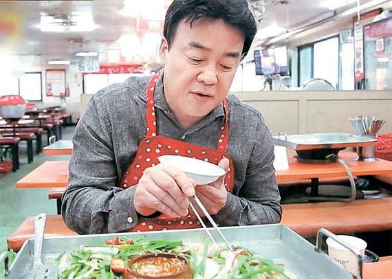 백종원 대표는 국내를 대표하는 요리 엔터테이너다. 그가 출연 중인 음식 프로그램 ‘백종원의 3대 천왕’. [사진 SBS 화면 캡처]