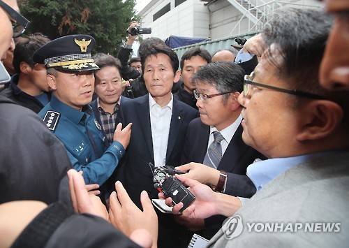 대책위 관계자와 이야기하는 종로경찰서장      (서울=연합뉴스) 김도훈 기자 = 23일 오전 故 백남기 농민의 시신 부검영장을 집행하기 위해 서울 종로구 서울대병원 장례식장을 찾은 홍완선 종로경찰서장이 백남기 대책위 관계자와 대화를 하고 있다. 2016.10.23      superdoo82@yna.co.kr