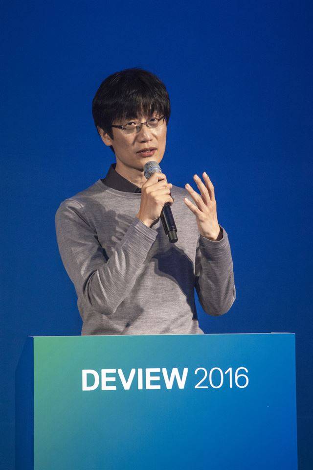 이해진 네이버 의장이 24일 네이버 개발자 회의 '데뷰 2016' 무대에서 인사말을 하고 있다. 네이버 제공