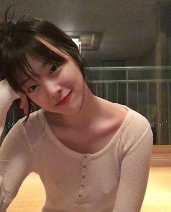 설리 노브라 논란 - 노메이크업, 노브라 상태의 사진을 올리는 설리. 호불호를 떠나 언제나 ‘관심받는’ 연예인인건 분명해보인다.