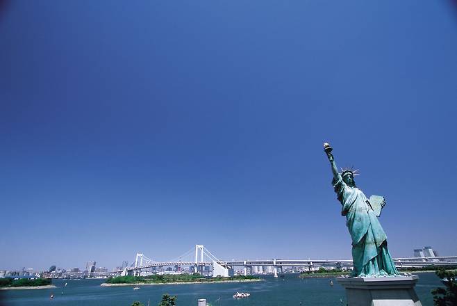 오다이바에 있는 작은 자유의 여신상.