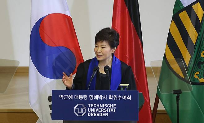 청와대 비선실세 의혹을 받고 있는 최순실 씨가 박근혜 대통령의 각종 연설문을 사전에 받아본 것으로 확인됐다고 JTBC가 보도했다. 이 방송은 이른바 '통일대박론'의 실천방안을 담은 2014년 3월 독일 드렌스덴 연설문과 2012년 12월 31일 공개된 박 대통령의 당선 첫 신년사는 외부 공개 하루 전에 최 씨에게 전달됐다고 밝혔다. © 연합뉴스
