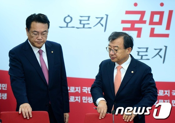새누리당 이정현 대표와 정진석 원내대표가 27일 오전 서울 여의도 당사에서 열린 최고위원회의에 참석하고 있다. 2016.10.27/뉴스1 © News1 박정호 기자
