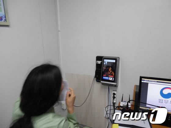 제71회 교정의날을 맞이해 법무부가 마련한 '수용생활 체험행사'에 참여한 뉴스1 기자가 스마트 접견을 하고 있다. (법무부 제공) © News1