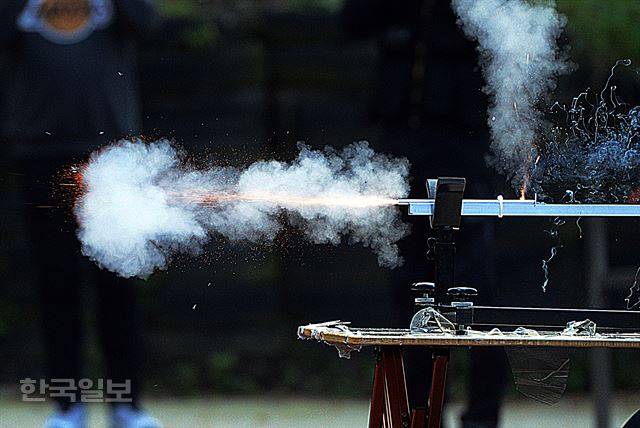 27일 서울 사당동 경찰특공대 에서 서울  경찰청이  진행한   사제총 위력 시험발사 에서 성병대가 사용한 총기를 모델로 제작된 사제총기에서  총알이 불꽃과 함께 발사 되고 있다.신상순 선임기자 ssshin@hankookilbo.com/2016-10-27(한국일보)