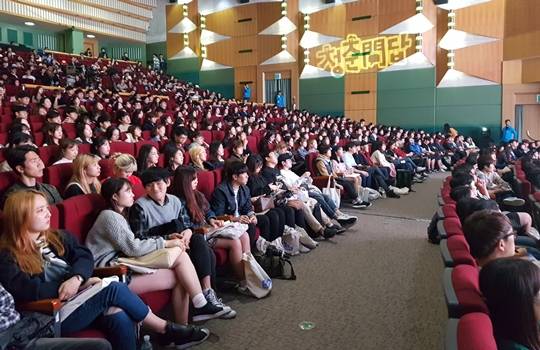 28일 서울 건국대학교 새천년관에서 개최된 삼성의 라이브 퀴즈 콘서트 ‘청춘問(문)답’에 참석한 학생들이 패널 토크를 경청하고 있다. 이 날 행사에는 약 700여명의 학생들이 참석했다. ⓒ데일리안 이배운기자