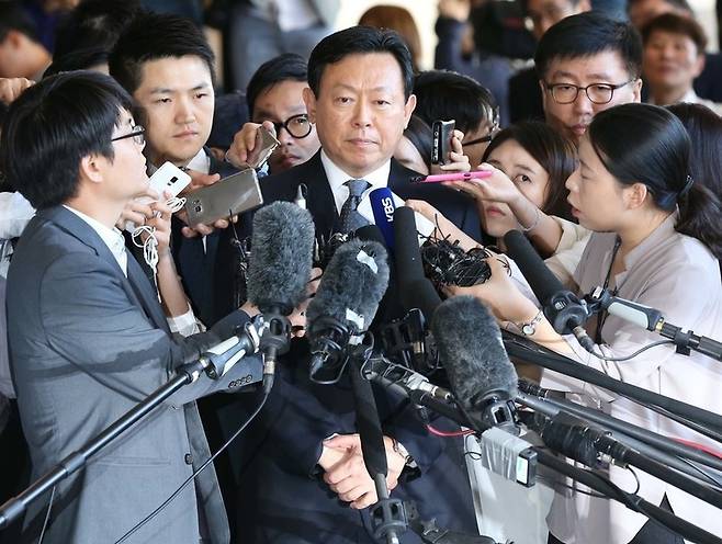 신동빈 롯데그룹 회장이 지난 9월20일 검찰 조사에 앞서 기자들의 질문을 받고 있다. 박종식 기자 anaki@hani.co.kr