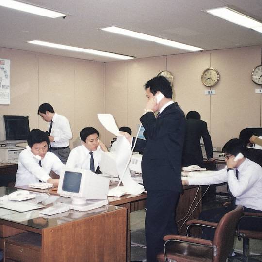 지난 1990년 1월 국내 최초로 설치된 트레이딩 룸. 당시만 해도 첨단 전산기기와 정보통신장비를 갖춘 트레이딩 룸은 파격적인 시도였다. /사진제공=미래에셋대우