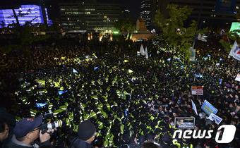 29일 밤 서울 청계광장에서 '모이자! 분노하자! #내려와라_박근혜 시민 촛불 집회'를 마치고 청와대 방면으로 행진하던 시민들이 세종문화회관 앞에서 경찰과 실랑이를 벌이고 있다. 2016.10.29/뉴스1 © News1 신웅수 기자