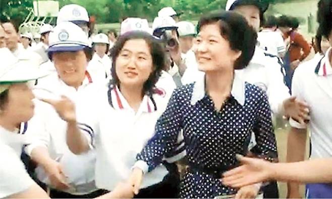 1979년 6월 10일 한양대학교에서 새마음운동의 일환으로 열린 ‘제1회 새마음 제전’ 행사에 당시 박근혜 새마음봉사단 총재를 최순실씨(왼쪽)가 그림자처럼 수행하고 있다. <뉴스타파> 화면 갈무리