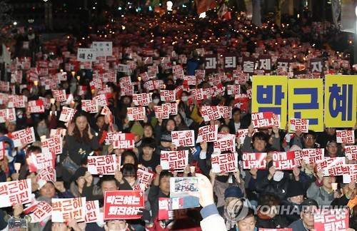 (서울=연합뉴스) 이진욱 기자 = '최순실 게이트'와 관련해 진상규명과 박근혜 대통령 하야를 요구하는 '모이자, 분노하자, 내려와라 박근혜' 촛불집회가 열리는 29일 오후 서울 청계광장에서 참가자들이 구호를 외치고 있다. 2016.10.29  cityboy@yna.co.kr  (끝)