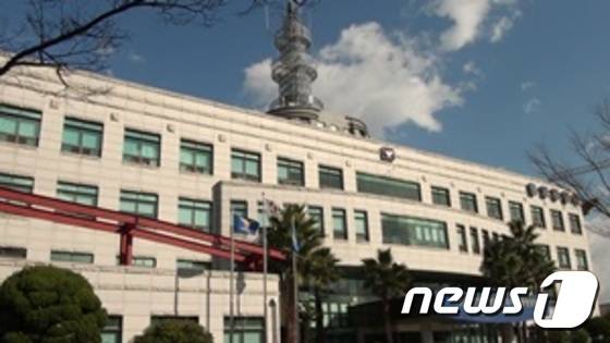 경남 통영경찰서가 어류 사료 5000톤(17억원)을 제조·판매한 무등록 사범 2명을 검거했다.© News1