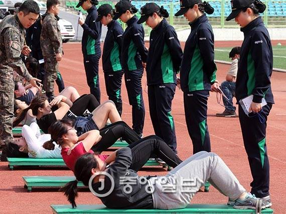올해 여성 ROTC 후보생은 모두 280명이 선발됐다. 사진은 숙명여대의 체력검정 모습. [중앙포토]