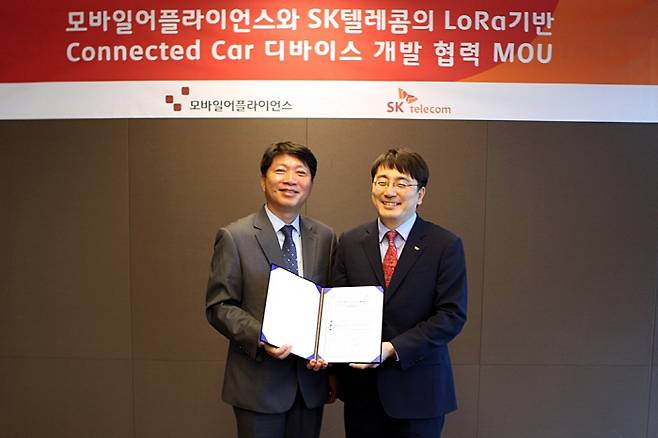 이재신 모바일어플라이언스 대표(왼쪽)와 차인혁 SK텔레콤 IoT사업본부장.