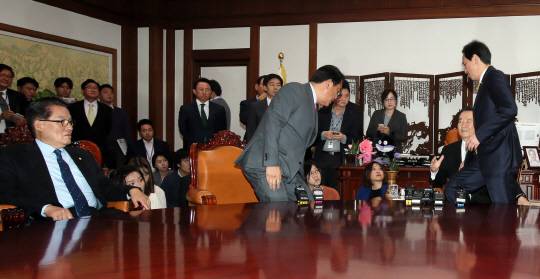 퇴장 : 정진석 새누리당 원내대표가 31일 오전 정세균 국회의장 주재로 열린 여야 3당 원내대표 회동에서 야당이 거국중립내각 구성 요구를 거부했다고 항의하며 국회의장실을 나가고 있다. 테이블 왼쪽부터 박지원 국민의당 원내대표, 정 원내대표, 정 국회의장, 우상호 더불어민주당 원내대표.   신창섭 기자 bluesky@