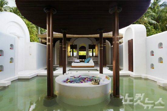 아난타라의 욕조가 마치 호수 속에 놓인 듯 고급스럽게 구비돼 있다.(사진=아난타라키하바 리조트 제공)
