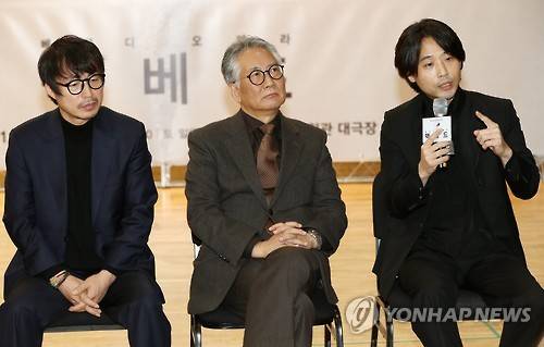 (서울=연합뉴스) 이재희 기자 = 31일 오후 서울 종로구 세종문화회관 연습실에서 오페라 '맥베드' 작품설명회가 열리고 있다. 왼쪽부터 고선웅 연출, 이건용 예술감독, 구자범 지휘자. 2016.10.31