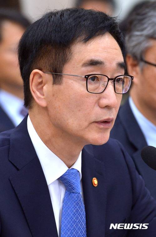 【서울=뉴시스】배훈식 기자 = 이준식 사회부총리 겸 교육부 장관이 1일 오후 서울 여의도 국회에서 열린 교육문화체육관광위원회 전체회의에 참석해 답변하고 있다. 2016.11.01.   dahora83@newsis.com
