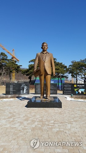 (구미=연합뉴스) 경북 구미시는 286억원을 들여 박정희 전 대통령 생가 주변 7만7천여㎡를 공원화하고 추모관을 건립한다. 2∼3년 후 완료할 예정인데 이미 박 전 대통령 동상은 세웠다.