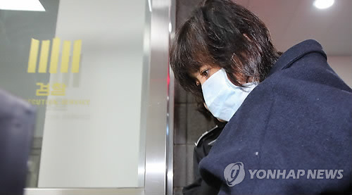 다시 조사받으러...       (서울=연합뉴스) 김도훈 기자 = 긴급체포된 뒤 서울구치소로 이송된 ‘비선 실세’최순실 씨가 1일 오전 검찰 조사를 계속 받기 위해 서울 서초구 서울중앙지검으로 들어서고 있다. 2016.11.1      superdoo82@yna.co.kr