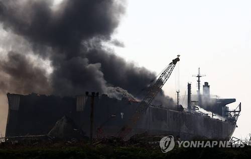 1일 파키스탄 가다니 선박해체장에서 해체중이던 유조선에서 폭발이 일어나 검은 연기가 치솟고 있다.[EPA=연합뉴스]