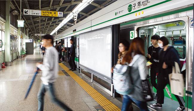 5월 사망사고가 일어났던 서울메트로 2호선 구의역의 스크린도어. [조영철 기자]