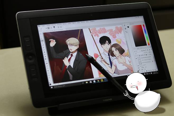 골드키위새 작가는 얼굴을 공개하지 않는다. 작가가 그린 자신의 캐릭터 그림으로 사진을 대신한다.