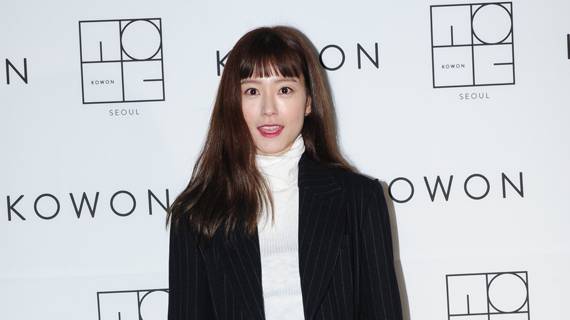 짧은 앞머리로 시선을 집중시킨 배우 정유미 [사진 고원 제공]