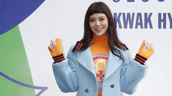 끝에 살짝 웨이브를 넣어 귀여움을 더한 애프터스쿨의 리지 [사진 서울 패션 위크 제공]