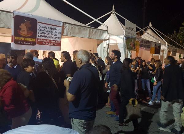 밀로 중앙광장에서 열린 와인축제 ‘비니밀로’ 직거래 장터에서 각종 농산물과 음식물을 사기 위해 몰려든 지역주민들.