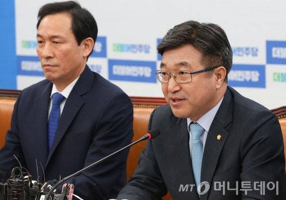 윤호중 더불어민주당 정책위의장이 18일 서울 여의도 국회에서 열린 원내대책회의에서 모두발언을 하고 있다. 2016.10.18/뉴스1  <저작권자 © 뉴스1코리아, 무단전재 및 재배포 금지>