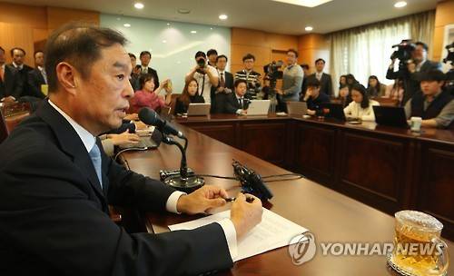 기자간담회하는 김병준 내정자       (서울=연합뉴스) 김병준 국무총리 내정자가 3일 오후 서울 종로구 통의동 금융감독원 연수원에서 기자간담회를 하고 있다.