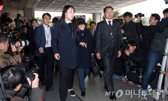 '청와대 비선 실세'로 지목된 최순실씨가 31일 오후 서울 서초구 서초동 중앙지검에 피의자 신분으로 출석하고 있다.최씨는 미르·K스포츠재단을 설립한 뒤 전국경제인연합을 압박해 대기업으로부터 800억원대 자금을 출연받아 이를 사적으로 유용했다는 혐의를 받고 있다.