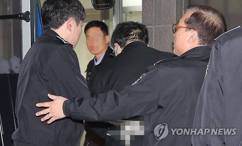 다시 검찰 온 안종범      (서울=연합뉴스) 김도훈 기자 = 안종범 전 청와대 정책조정수석비서관이 4일 오전 검찰 조사를 받기 위해 서울 서초구 서울중앙지검으로 들어서고 있다.
