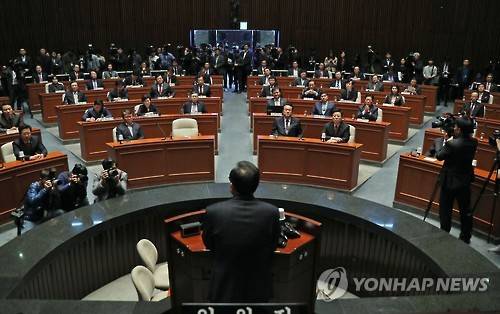 발언하는 이정현      (서울=연합뉴스) 이정훈 기자 = 새누리당 이정현 대표(뒷모습)가 4일 오후 국회에서 열린 의원총회에서 발언하고 있다.