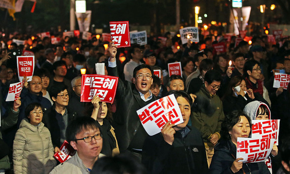 5일 저녁 ‘비선실세’ 최순실씨의 국정농단 진상 규명과 박근혜 대통령 퇴진을 요구하는 대규모집회를 마친 시민들이  종로방향으로 행진을 하고 있다. 신소영기자 viator@hani.co.kr