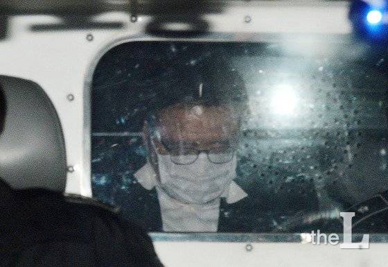 전국경제인연합회(전경련)에 K스포츠재단에 대한 자금출연을 압박했다는 의혹으로 이틀째 검찰 조사를 받고 있는 안종범 전 청와대 정책조정수석이 4일 새벽 조사를 마친 뒤 서초동 서울중앙지방검찰청에서 서울남부구치소로 이송되고 있다. /사진=뉴스1