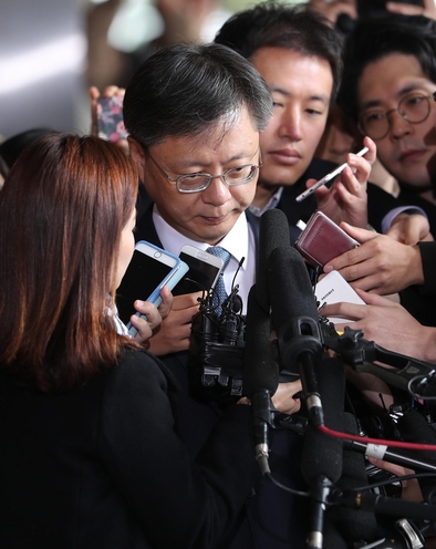 우병우 전 수석이 6일 검찰에 출석한 이후 취재진에게 질문을 받고 있다./연합뉴스 제공