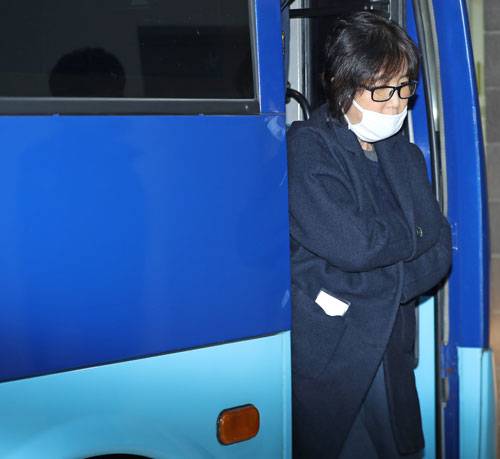 구속된 최순실씨가 4일 오전 검찰 조사를 받기 위해 서울 서초구 서울중앙지검에 들어서고 있다.(2016년 11월 4일)